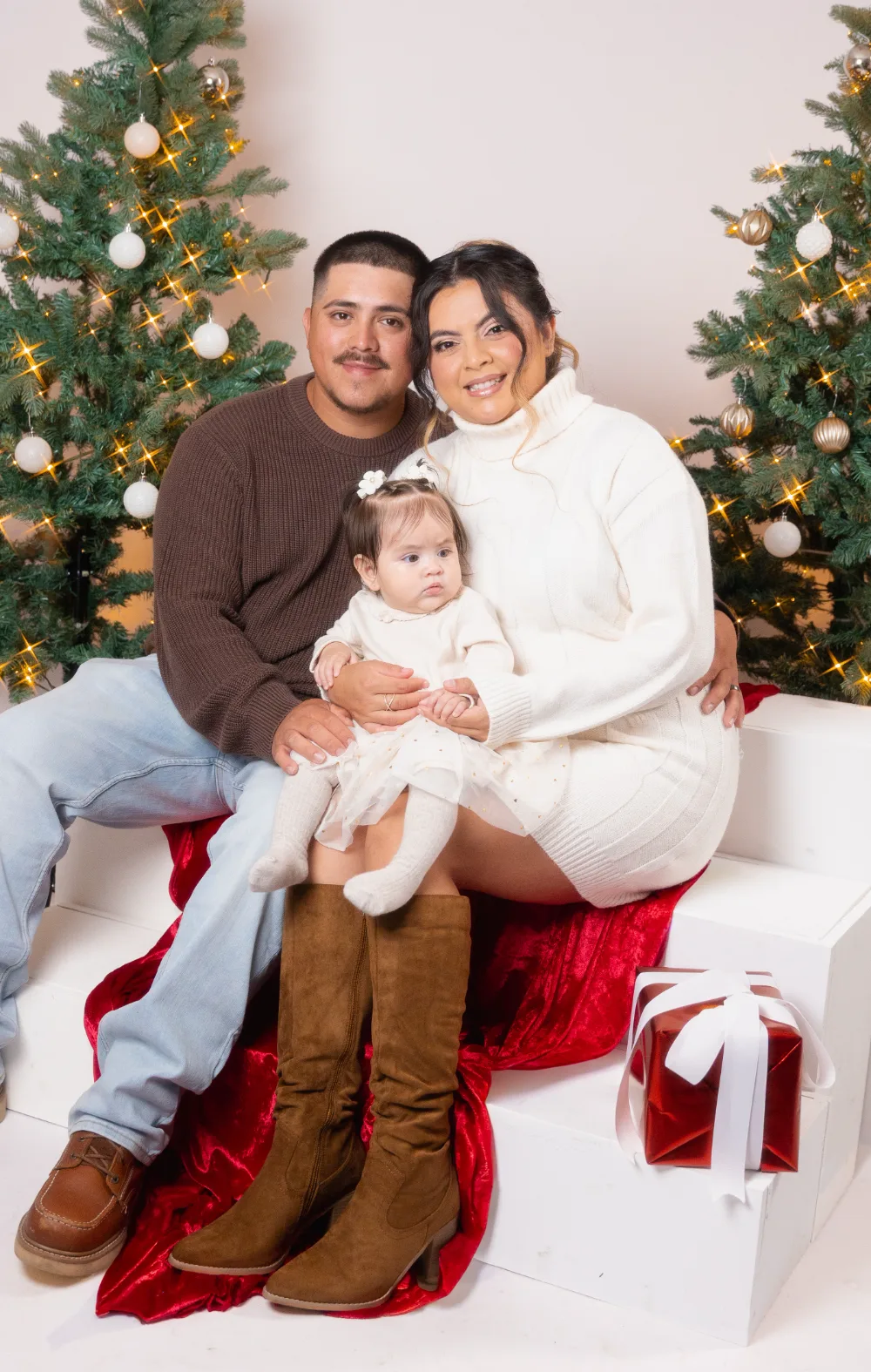 Family holiday portrait on the Cream & Evergreen set